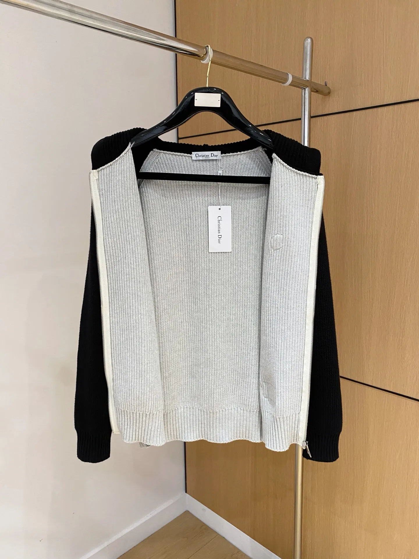🅿️540 【DIOR】Autumn and winter classic cardigan sweater, in full condition! ! ! Wool blended fabric, the latest model in 2025, golden ratio! ! Slim-fitting soft gold, versatile and practical item, the combination and practicality are extremely powerful, simple and elegant, and classy! To create your own style, it is highly recommended to buy it in two colors. The standard slim fit tailoring process is suitable for both young and old men. It is knitted from wool and will not cause any discomfort! While keeping warm, it is stylish, textured and wearable, and the classic logo with contrasting colors on the chest feels in place! ! Recommended for regular customers! ! Size M-3XL (maximum wear: 190 pounds)